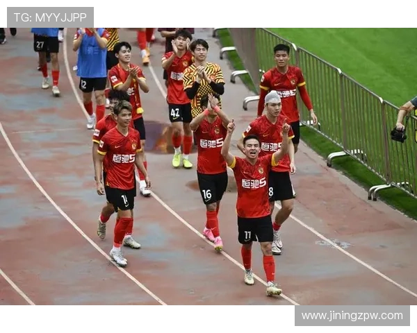 中甲联赛精彩对决直播，球队实力较量引爆球迷热情 - 副本 - 副本